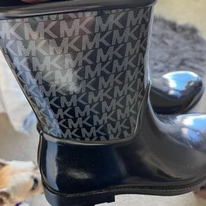 Michael kors rain boots size 8